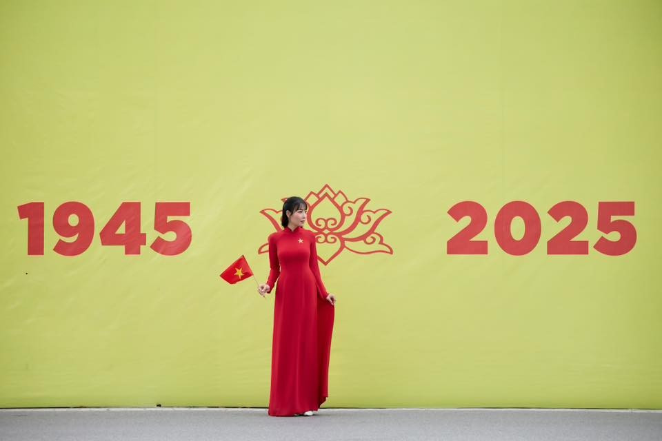 Nhiều người đã đăng tải bức ảnh check-in cùng hông nền đơn giản nhưng đầy ý nghĩa này lên mạng xã hội, thu hút rất nhiều sự chú ý. (Ảnh: Facebook Hạo Nhiên)