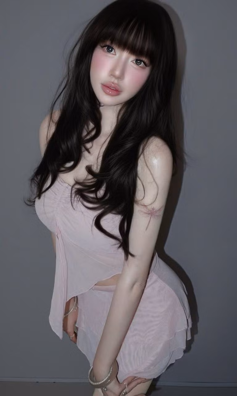 Bộ ảnh mới nhất của Elly Trần một lần nữa khiến người hâm mộ phải trầm trồ vì nhan sắc được ví như "búp bê sống" và phong thái quyến rũ không hề suy giảm theo thời gian. (Ảnh: FBNV)