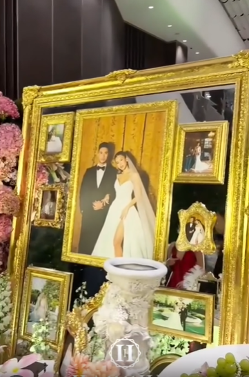 Hình cưới lãng mạn của cặp đôi với những khoảnh khắc ngọt ngào cũng được bày trí trang trọng khắp trung tâm tiệc cưới. (Ảnh: Hacchic Couture)