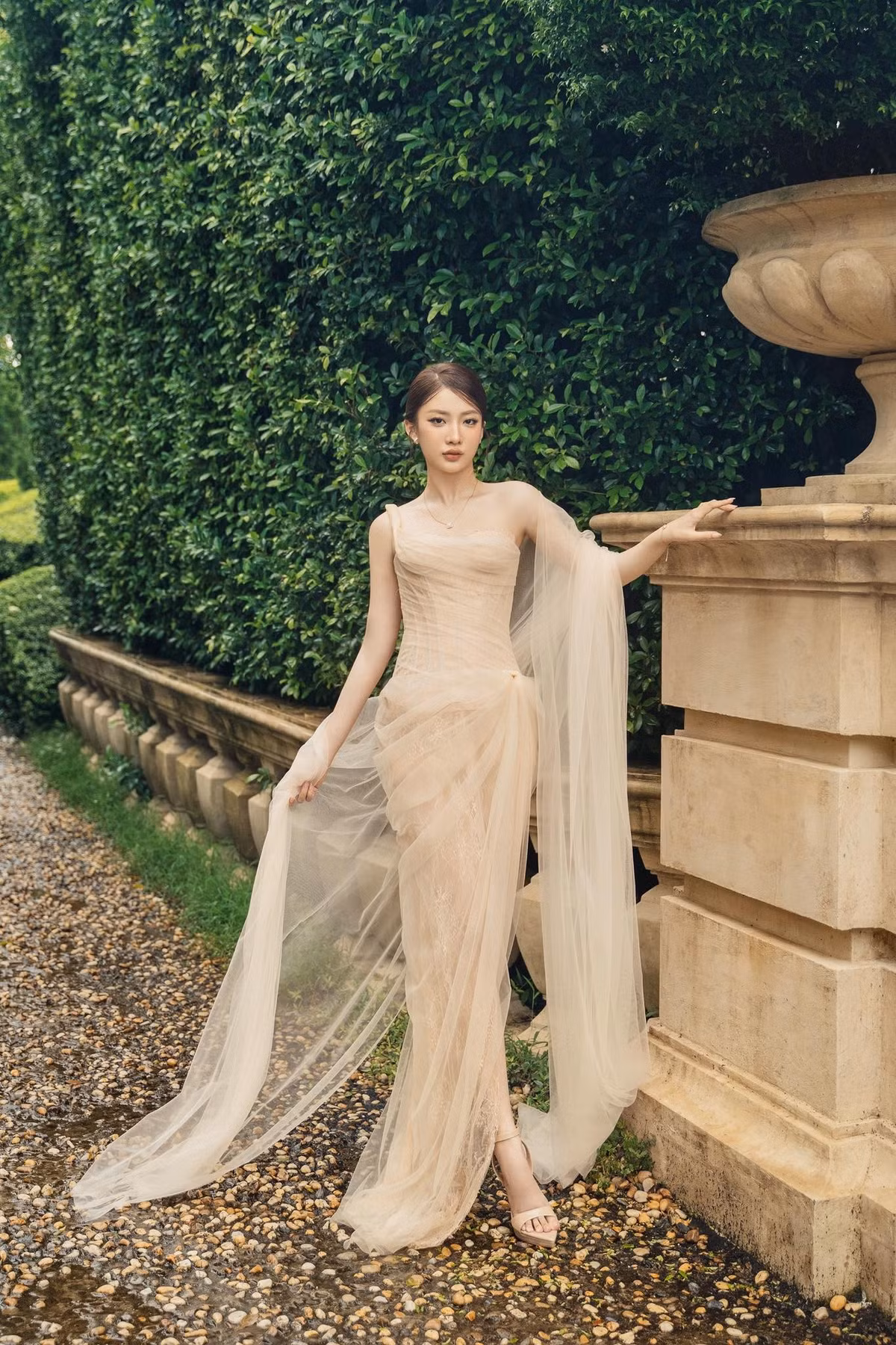 Ngoài công việc kinh doanh vàng cùng gia đình, "hot girl bán vàng" còn là chủ một cửa hàng thời trang tại Sài Gòn. Chính vậy, gu thời trang của cô nàng luôn gây ấn tượng bởi sự chỉn chu, cách phối đồ độc đáo.