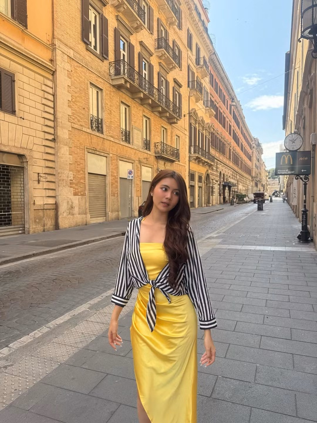 Dù ở bất kỳ góc chụp nào, con gái Quyền Linh cũng toát lên thần thái tự tin, tươi tắn, đặc biệt là nụ cười rạng rỡ và ánh mắt biết nói.