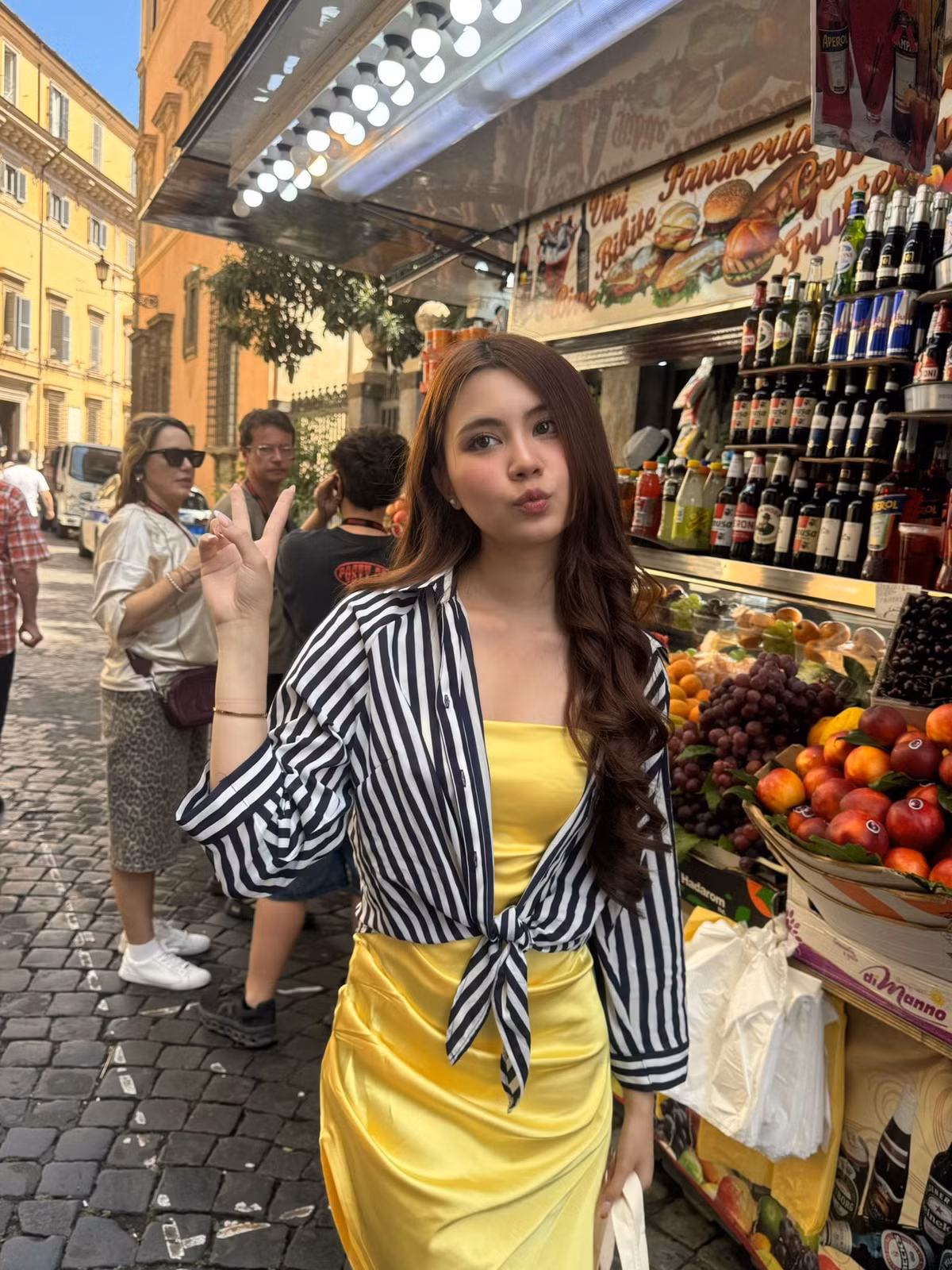 Cô bé sở hữu gương mặt khả ái, làn da trắng, sống mũi cao và đôi mắt to tròn cuốn hút. Không chỉ có ngoại hình xinh đẹp, Hạt Dẻ còn gây ấn tượng bởi thần thái nhẹ nhàng, nụ cười rạng rỡ.