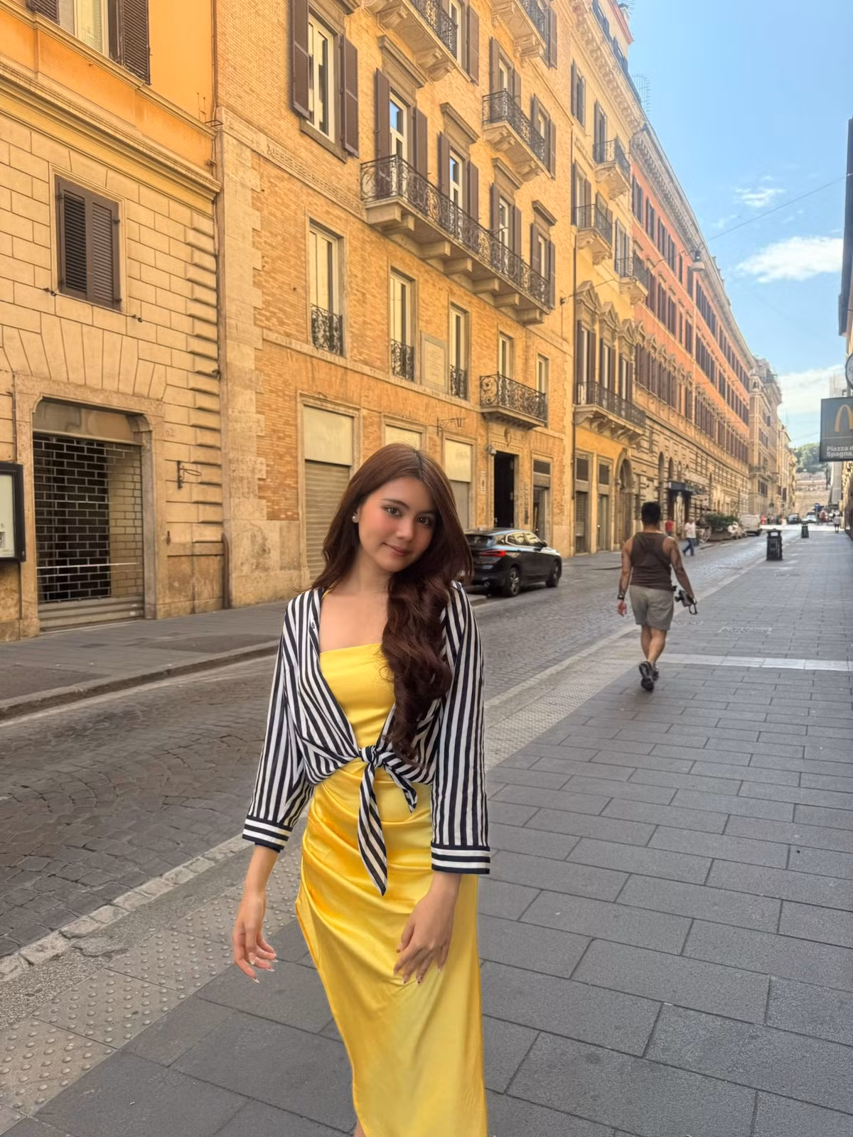 Dù mới ở độ tuổi teen, Hạt Dẻ đã sớm gây chú ý với diện mạo ngọt ngào và gu thời trang tinh tế. Nếu Lọ Lem - cô con gái đầu của Quyền Linh mang vẻ đẹp ngọt ngào thì Hạt Dẻ lại được nhận xét có nét trong trẻo pha chút sắc sảo, cá tính.