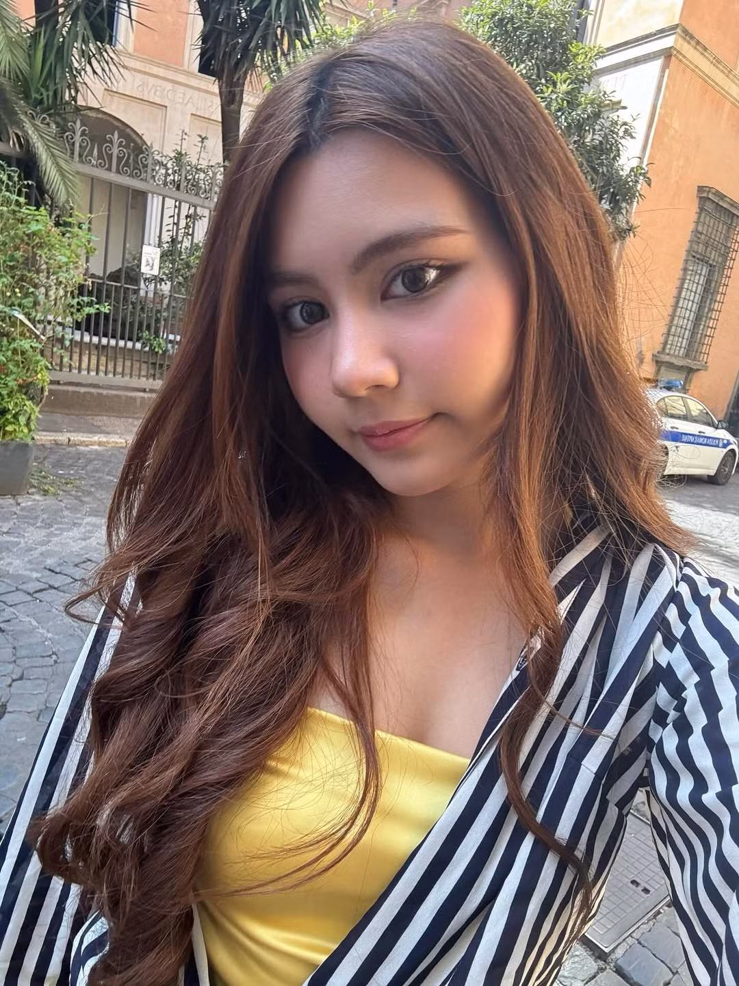 Đi kèm với chiếc váy vàng, Hạt Dẻ còn khéo léo phối thêm chiếc áo sơ mi kẻ sọc đen trắng buộc vạt ngang eo, tạo nên một phong cách vừa trẻ trung, năng động lại vừa thanh lịch, thời thượng.