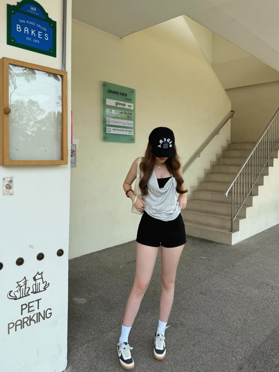 Điểm thú vị nhất chính là chiếc mũ lưỡi trai đầy tinh nghịch, kết hợp cùng đôi sneaker và tất cao cổ trắng, hoàn thiện vẻ ngoài trẻ trung, bụi bặm. (Ảnh: IGNV)