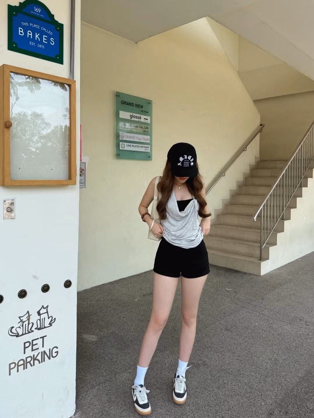 Điểm thú vị nhất chính là chiếc mũ lưỡi trai đầy tinh nghịch, kết hợp cùng đôi sneaker và tất cao cổ trắng, hoàn thiện vẻ ngoài trẻ trung, bụi bặm. (Ảnh: IGNV)