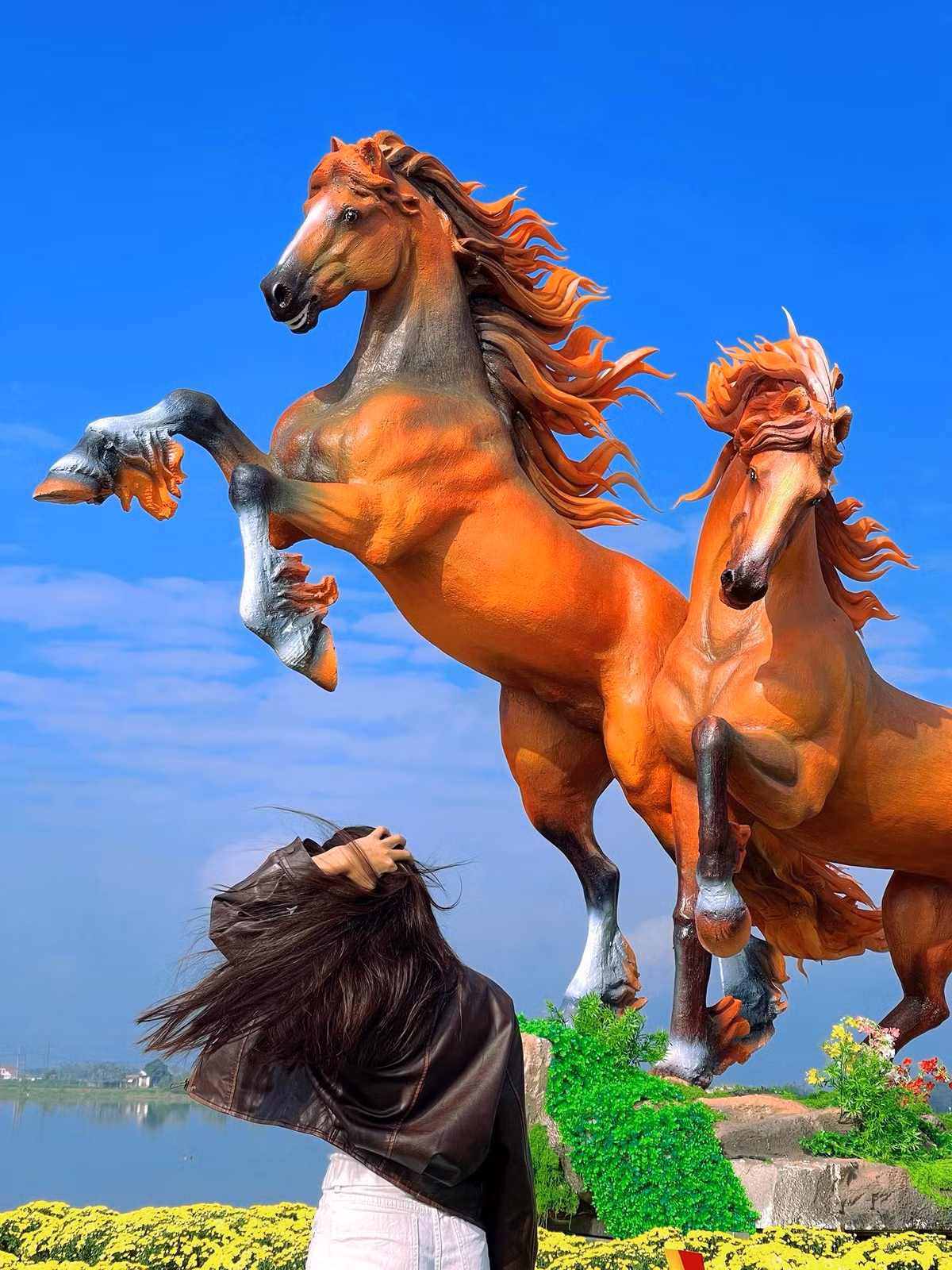 Không chỉ có giới trẻ, nhiều gia đình và người dân địa phương cũng tranh thủ những ngày thời tiết đẹp để lưu giữ những kỷ niệm đầu năm bên biểu tượng đầy ý nghĩa này. (Ảnh: Tổng hợp)