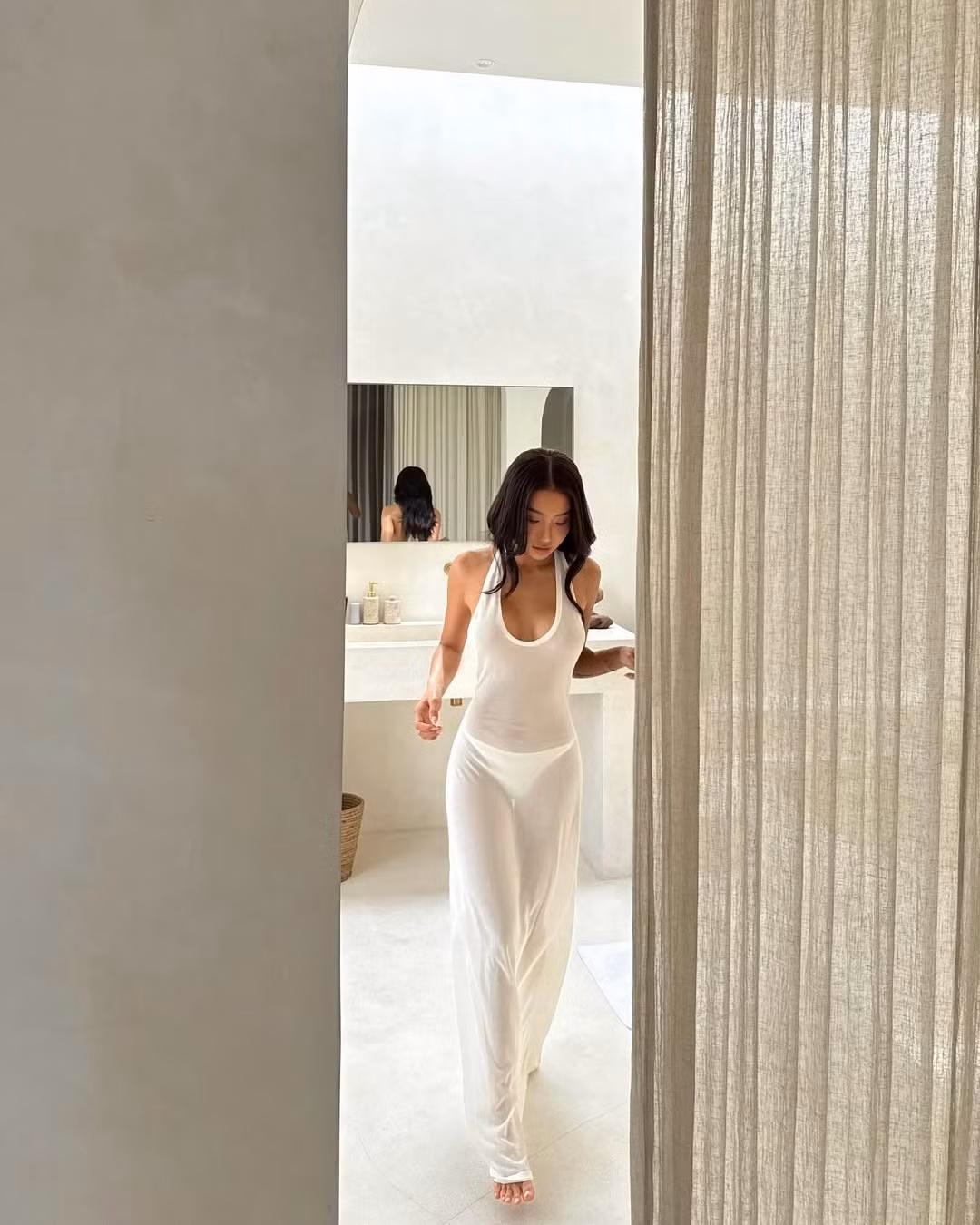 Không chỉ sở hữu vóc dáng săn chắc, làn da nâu khoẻ khoắn, Huyền 2k4 (tên thật Lê Thị Khánh Huyền) còn biết cách phối đồ khéo léo để làm nổi bật lợi thế cơ thể và khẳng định gu thời trang trẻ trung, hiện đại, phóng khoáng.