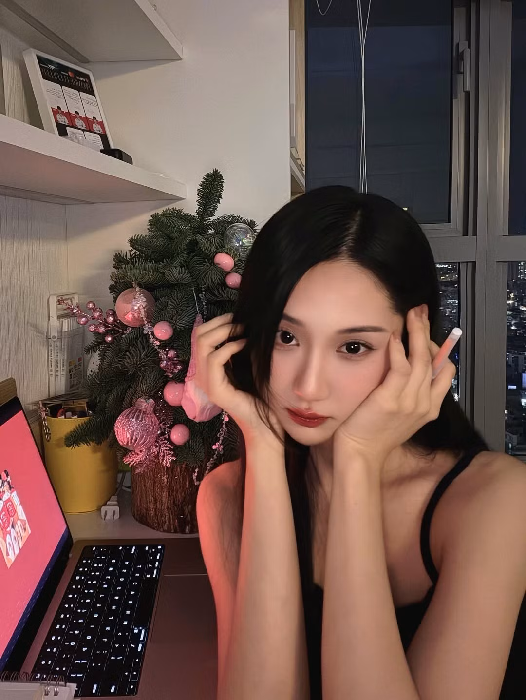 Điều đặc biệt, ở phần caption, Mina Young tiết lộ đây mới chỉ là bản "nháp" mà thôi, chính vì vậy nhiều người hâm mộ đều bảy tỏ sự mong chờ đến một bộ ảnh hoàn chỉnh nóng bỏng đến từ cô nàng. (Ảnh: IGNV)