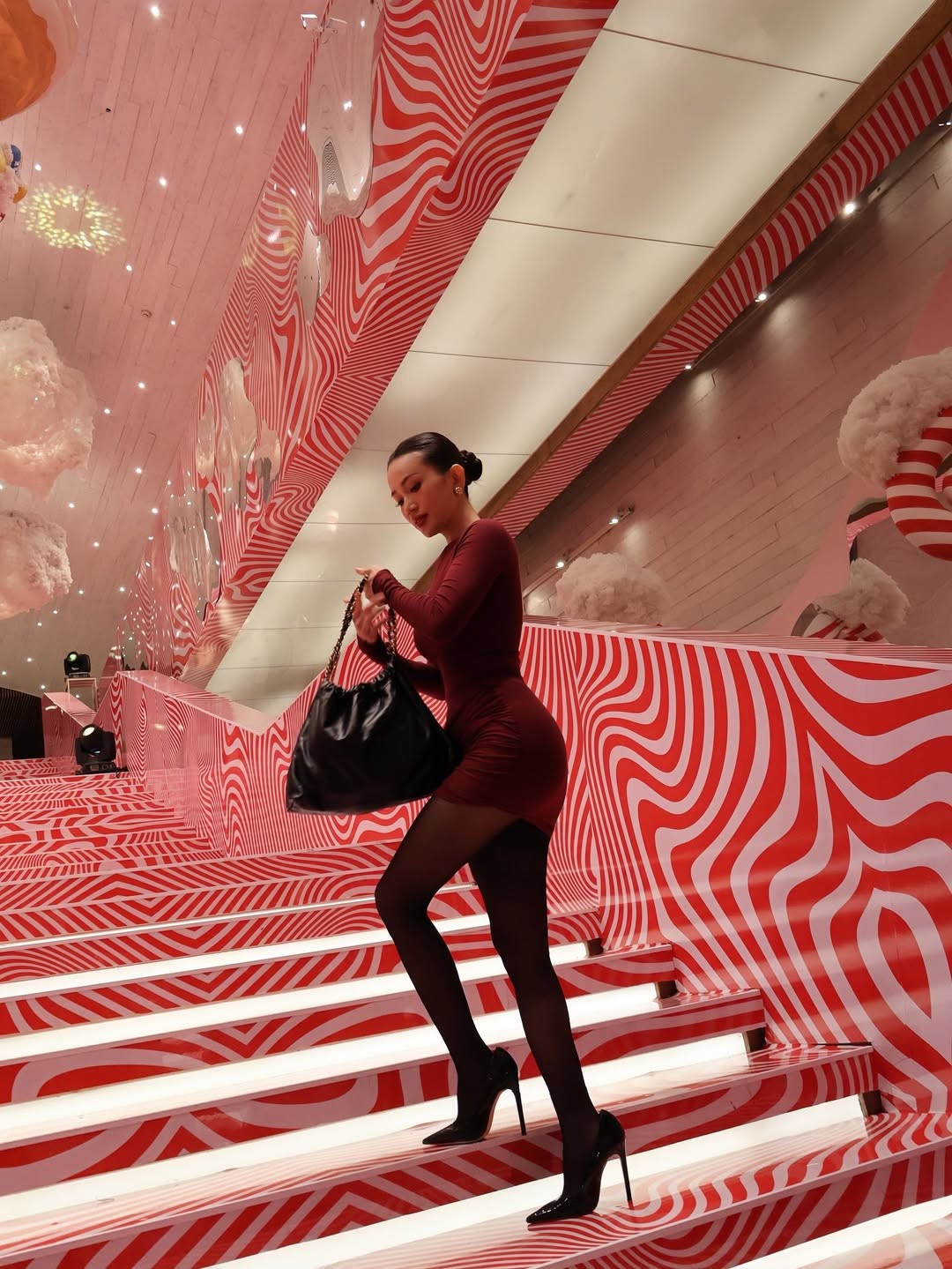 Xuất hiện tại không gian trang trí Noel đầy màu sắc với những cây kem khổng lồ và kẹo ngọt, Sĩ Thanh chọn chiếc đầm ôm sát thân hình đồng hồ cát. (Ảnh: IGNV)