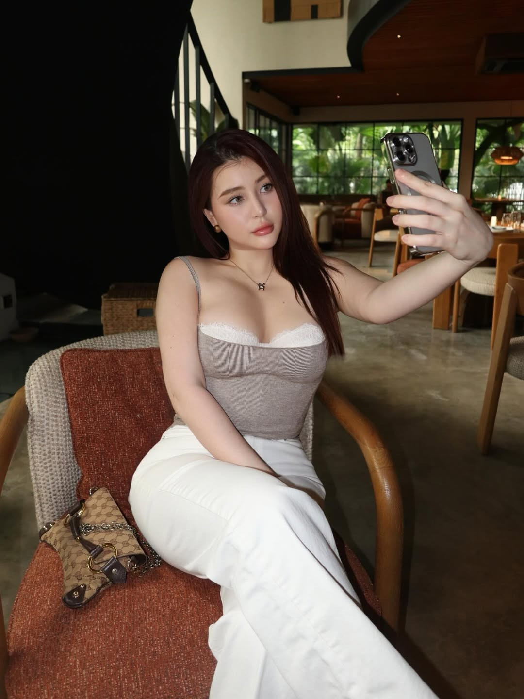 Trong loạt ảnh mới được chia sẻ gần đây, Sunna Trần Nhật Anh tiếp tục khiến người hâm mộ "đứng ngồi không yên" khi khoe trọn vẻ gợi cảm của mình trong một không gian sang trọng. (Ảnh: IGNV)