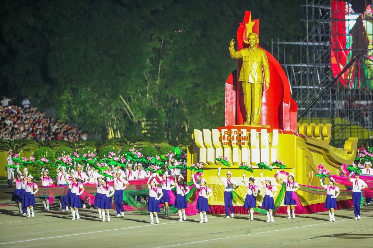 Mỗi khoảnh khắc, từ sự oai hùng của dàn khí tài quân sự, đến sự nghiêm trang của từng khối diễu hành, đều hiện lên "đẹp như phim", ghi dấu ấn không thể phai mờ trong lòng người xem.