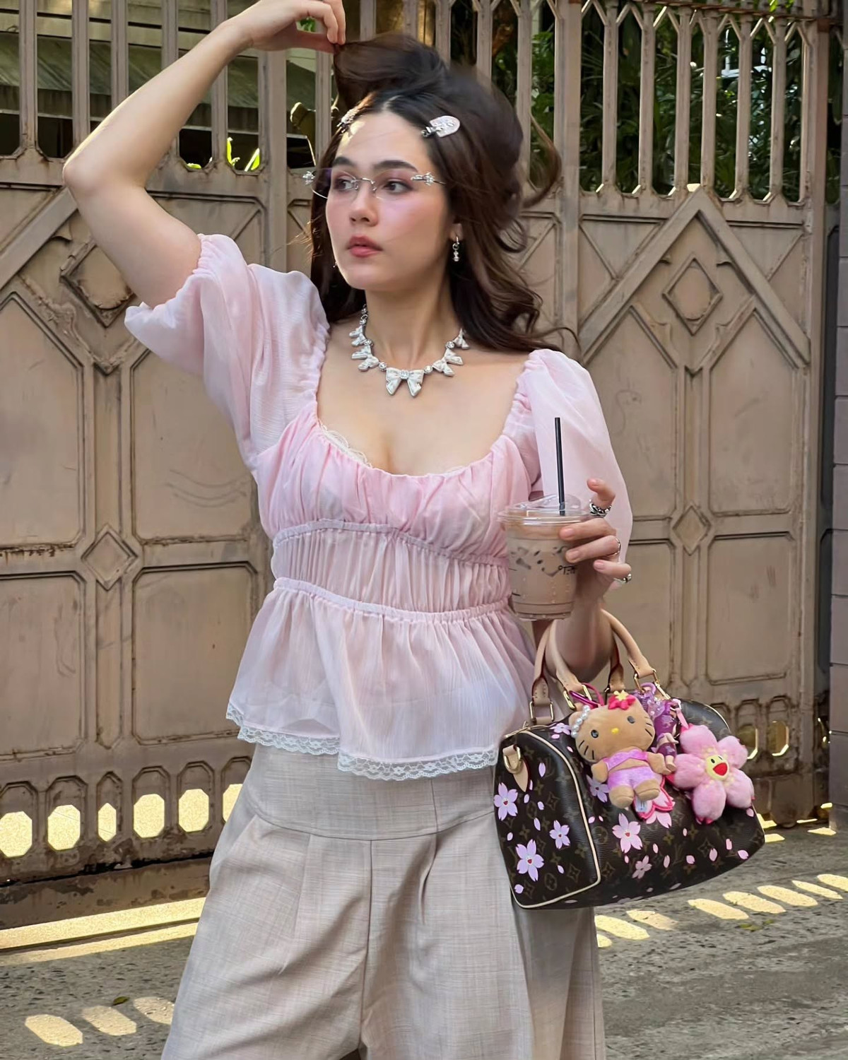 Phong cách thời trang của nàng mẫu cũng có sự thay đổi đáng kể theo thời gian. Thay vì những thiết kế gợi cảm đầy táo bạo, bà mẹ 3 con chuyển sang phong cách thanh lịch, kín đáo hơn.