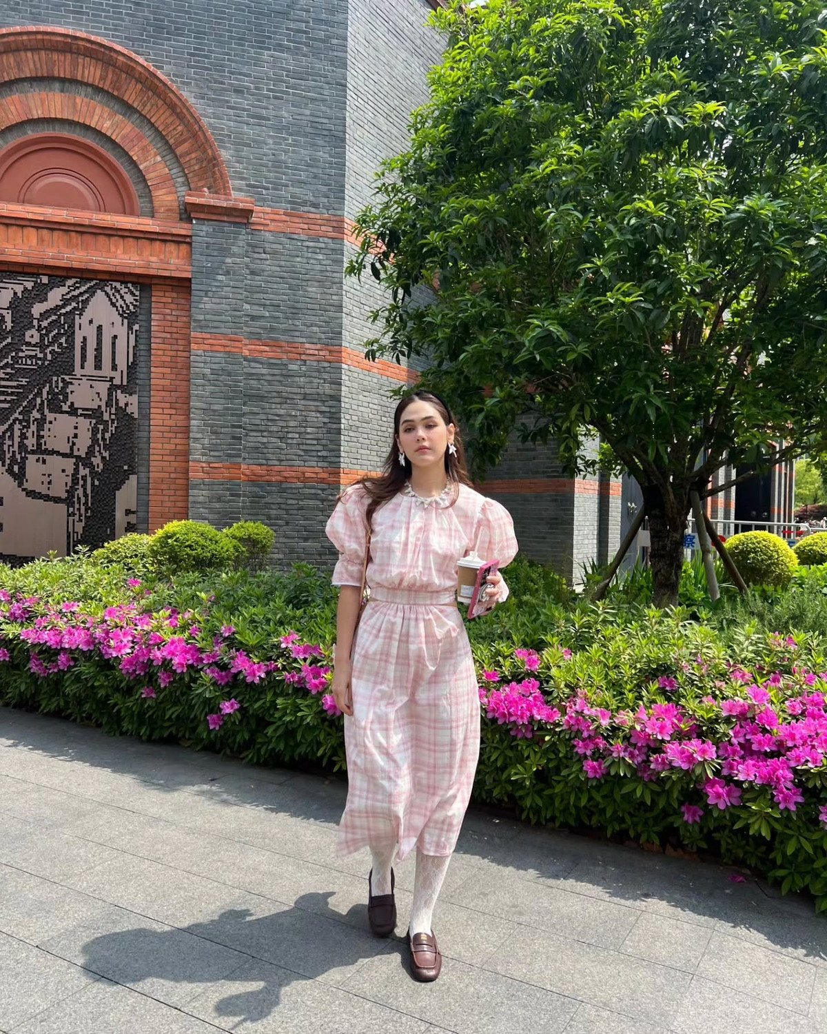 Chompoo Araya khiến cư dân mạng ngưỡng mộ khi được chồng tặng siêu xe gần 17 tỷ cùng vô số quà tặng đắt giá như: biệt thự, túi hiệu hay những chuyến du lịch đắt đỏ.... Cô cũng thường xuyên chia sẻ cuộc sống giàu có, sung túc trên mạng xã hội.