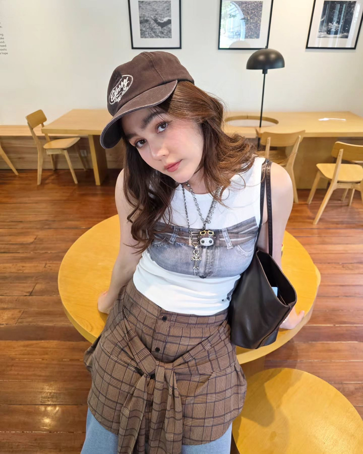 "Nữ hoàng nội y" Thái Lan trẻ trung, năng động trong những trang phục đời thường với các item vô cùng bắt trend.