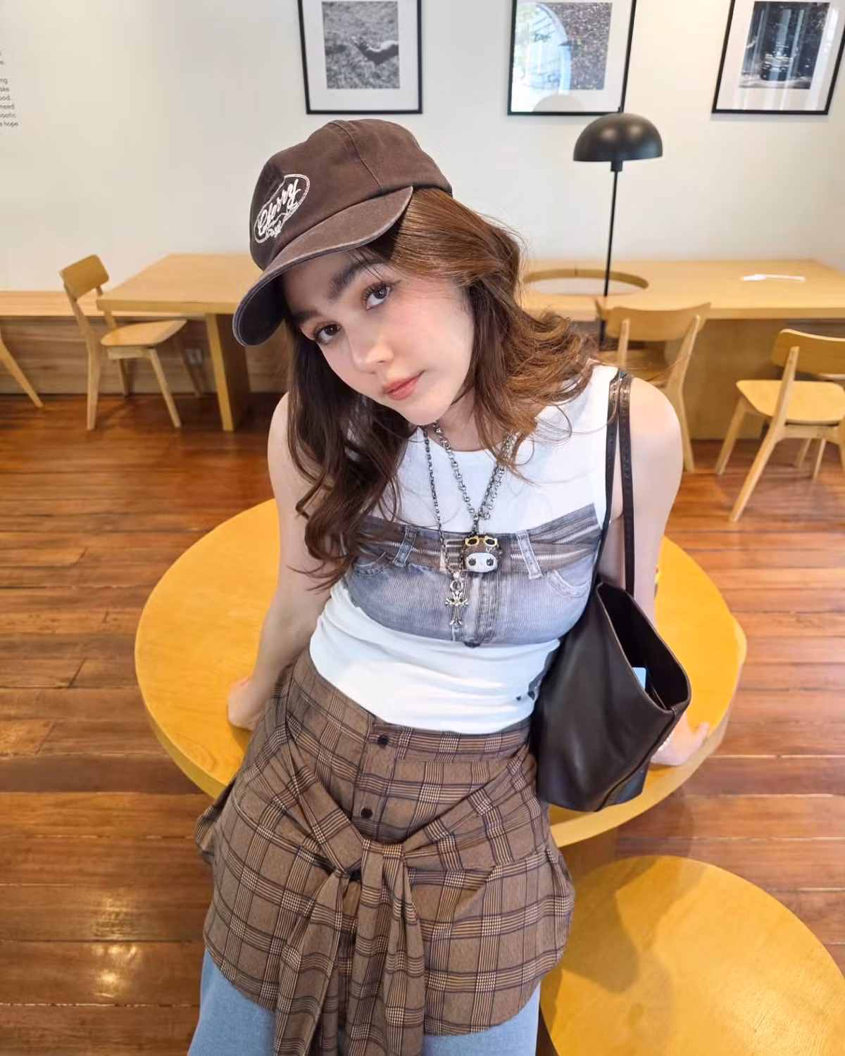 "Nữ hoàng nội y" Thái Lan trẻ trung, năng động trong những trang phục đời thường với các item vô cùng bắt trend.