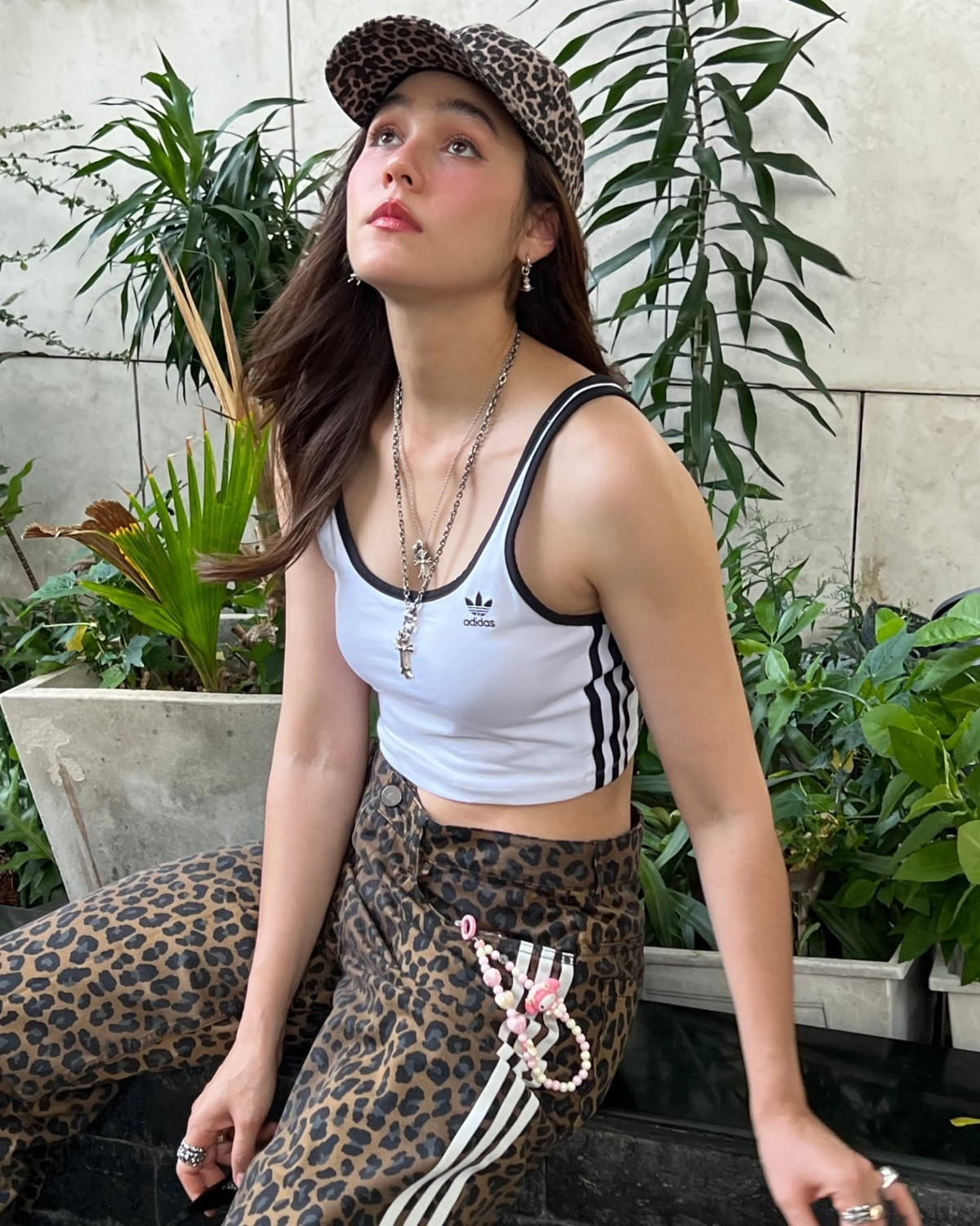 Dù đã trải qua ba lần sinh nở, trong đó có một lần sinh đôi, người đẹp vẫn giữ được vóc dáng thon gọn cùng làn da mịn màng khiến nhiều người ngưỡng mộ.