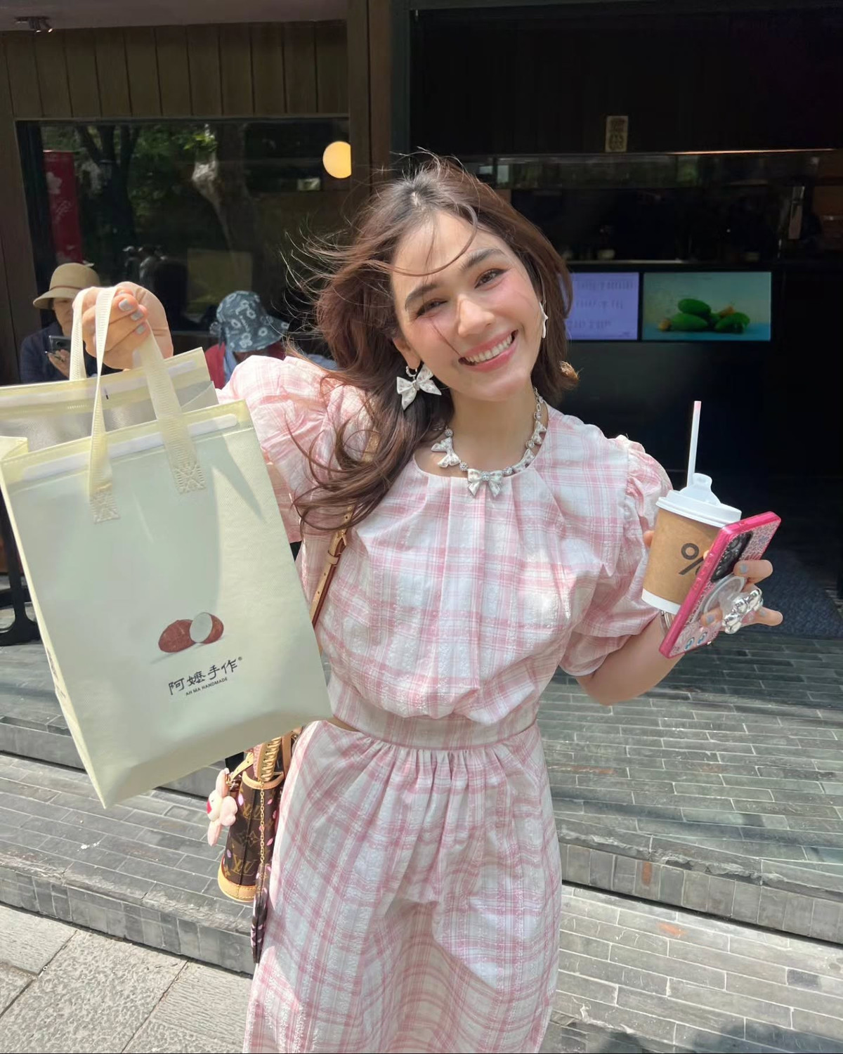 Ngoài sự nghiệp, Chompoo Araya cũng có cuộc hôn nhân viên mãn bên chồng và con. Chồng tỷ phú của cô cũng có dung mạo vô cùng phong độ, nổi bật không thua kém người nổi tiếng.