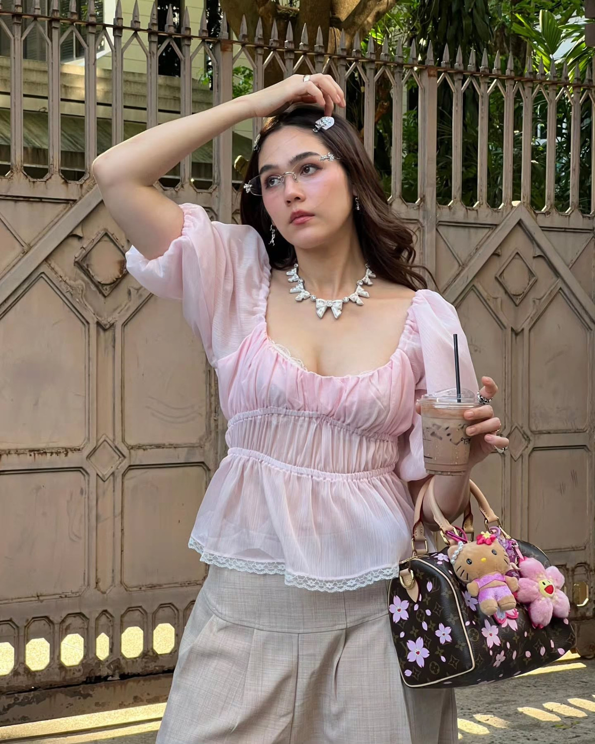 Ở thời điểm hiện tại, dù đã bước qua tuổi 40 và là mẹ của ba đứa con, Chompoo Araya vẫn giữ vững phong độ với nhan sắc gợi cảm và thần thái sang chảnh khó ai sánh bằng.