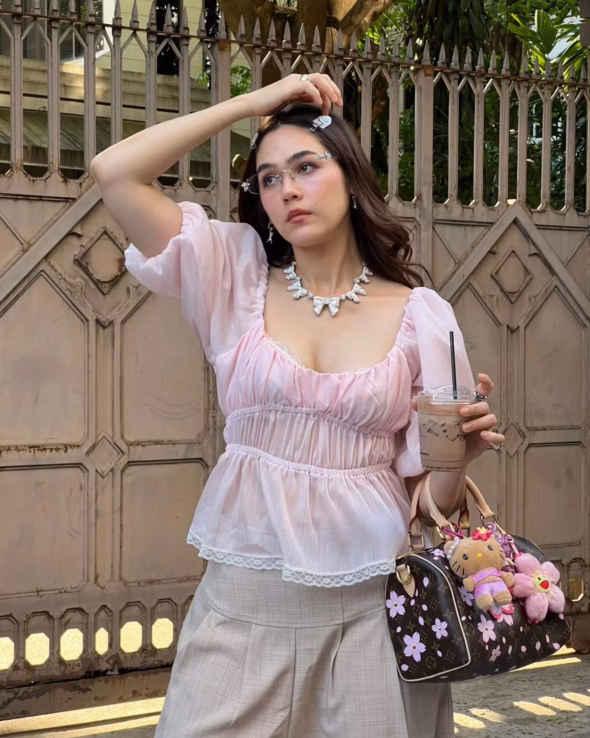 Ở thời điểm hiện tại, dù đã bước qua tuổi 40 và là mẹ của ba đứa con, Chompoo Araya vẫn giữ vững phong độ với nhan sắc gợi cảm và thần thái sang chảnh khó ai sánh bằng.