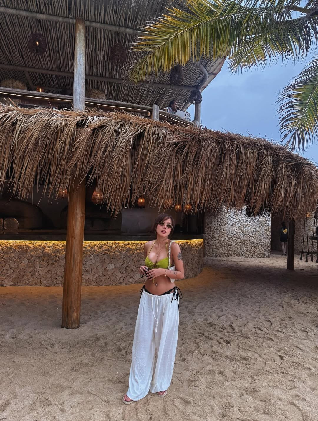 Tuy nhiên, bên cạnh những lời khen, cũng có không ít cư dân mạng đặt nghi vấn Phương Ly đã can thiệp “dao kéo” để có vòng 1 đầy đặn hơn. Đáp lại những nghi vấn, Phương Ly vẫn giữ thái độ im lặng và tập trung tận hưởng cuộc sống, chứng minh bản thân là một nghệ sĩ dám thay đổi và định hướng phong cách cá nhân một cách mạnh mẽ. (Ảnh: IGNV)