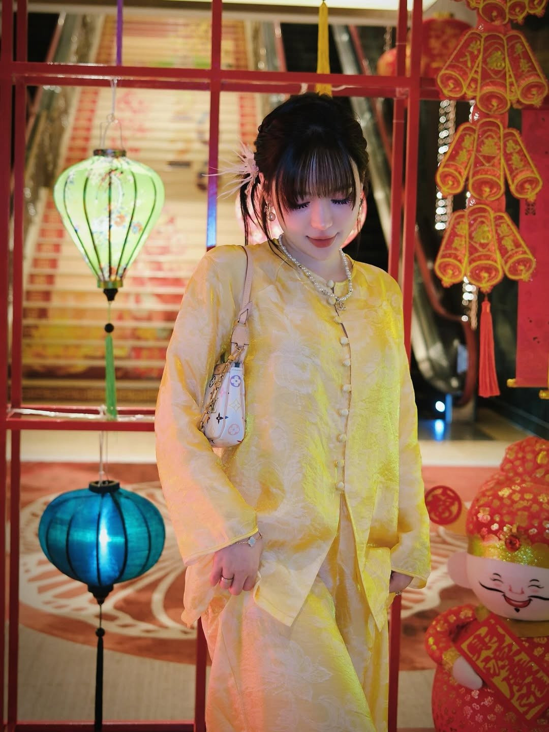 Cô khéo léo phối cùng vòng cổ ngọc trai và chiếc túi hiệu Louis Vuitton thời thượng, tạo nên sự giao thoa hoàn hảo giữa nét cổ điển và hiện đại. Tone makeup trong trẻo, ngọt ngào kết hợp cùng kiểu tóc búi thấp giúp tôn lên gương mặt thanh tú và làn da trắng không tì vết. (Ảnh: IGNV)