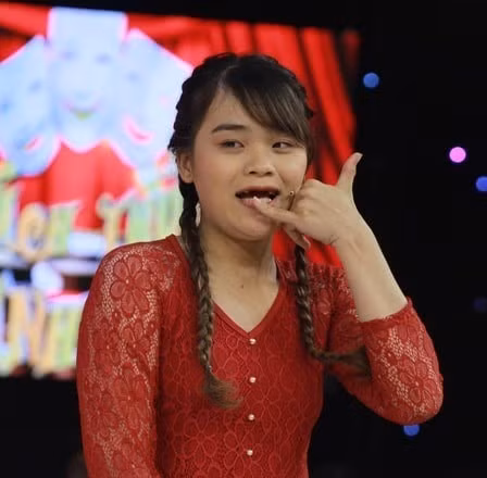 "Thánh sún" Phạm Ngân Thảo (SN 1992, đến từ Đồng Tháp) là cái tên đã gây bão mạng xã hội sau khi tham gia và trở thành Quán quân "Thách Thức Danh Hài" vào năm 2019. (Ảnh: FBNV)