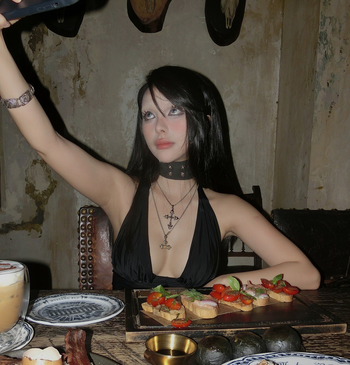 Lim Feng, tên thật là Phùng Ái Nguyên đến từ Huế là một content creator, người mẫu ảnh và hot girl cá tính nổi bật trên mạng xã hội. Ngoài gương mặt cá tính, cuốn hút, phong cách thời trang trẻ trung, nổi bật cũng khiến cô nhận về nhiều lời ngợi khen.