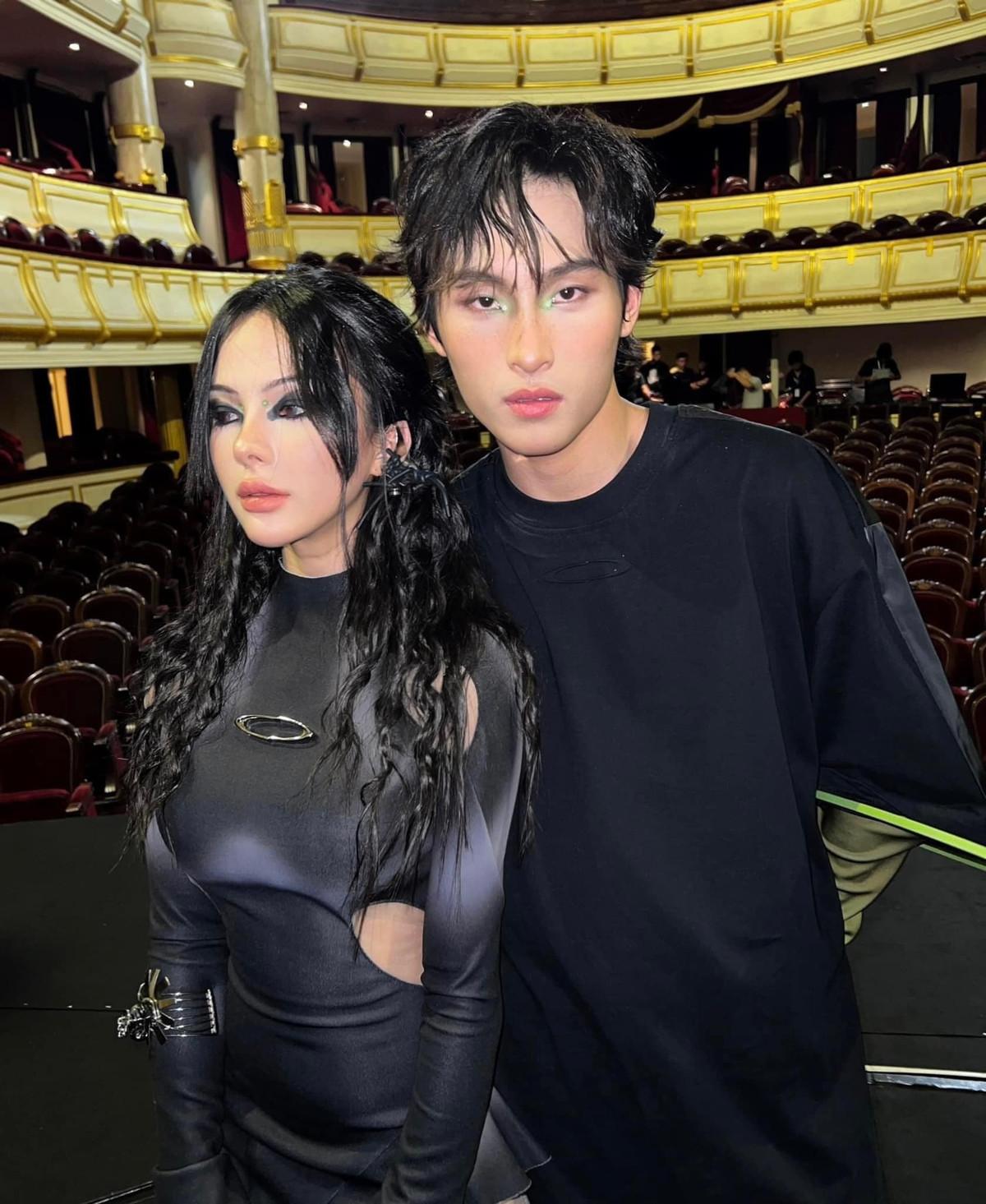 Khi mọi chuyện đang được bàn tán rầm rộ thì vài phút sau, hot girl sinh năm 1997 tiếp tục khiến mọi người hoang mang khi tung loạt ảnh thân mật với nam ca sĩ Wren Evans.