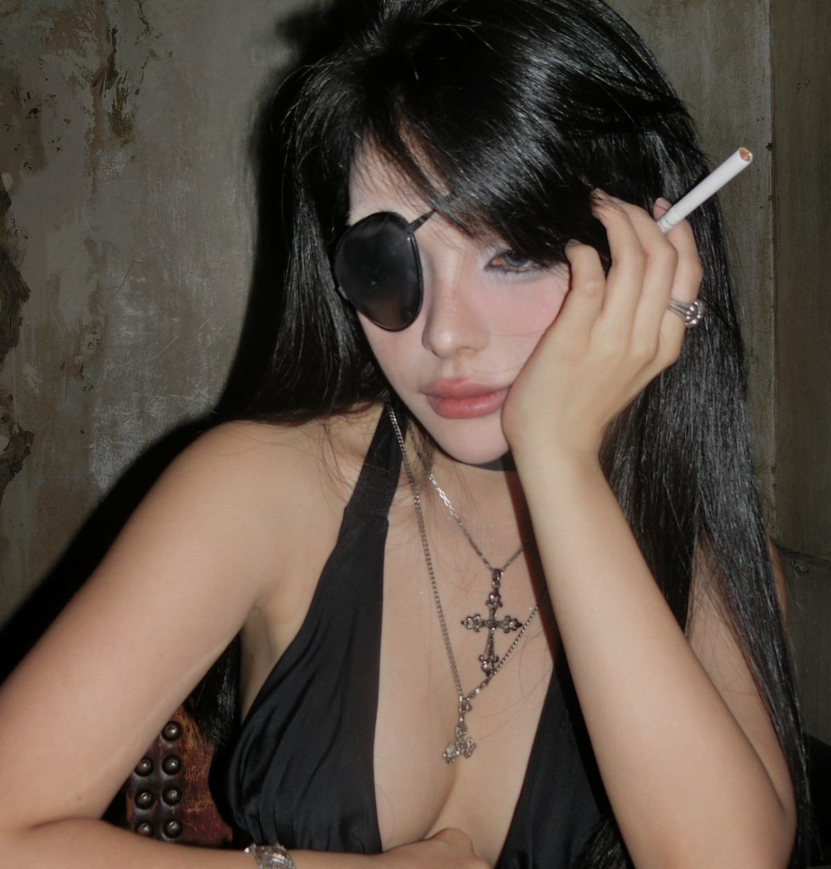 Hình ảnh được đăng tải ngay sau dòng trạng thái về việc bị phản bội khiến nhiều người theo dõi xâu chuỗi câu chuyện, cho rằng Wren Evans đã có người khác trong khi yêu Lim Feng.