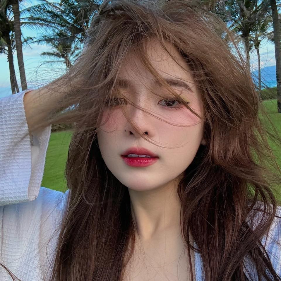 Vào tháng 3, Ngọc Kem bất ngờ livestream thông báo đã "đường ai nấy đi" với bạn trai. Trong buổi phát trực tiếp kéo dài gần một tiếng, cô liên tục tố ViruSs phản bội, đồng thời tuyên bố có đủ bằng chứng để chứng minh việc này.