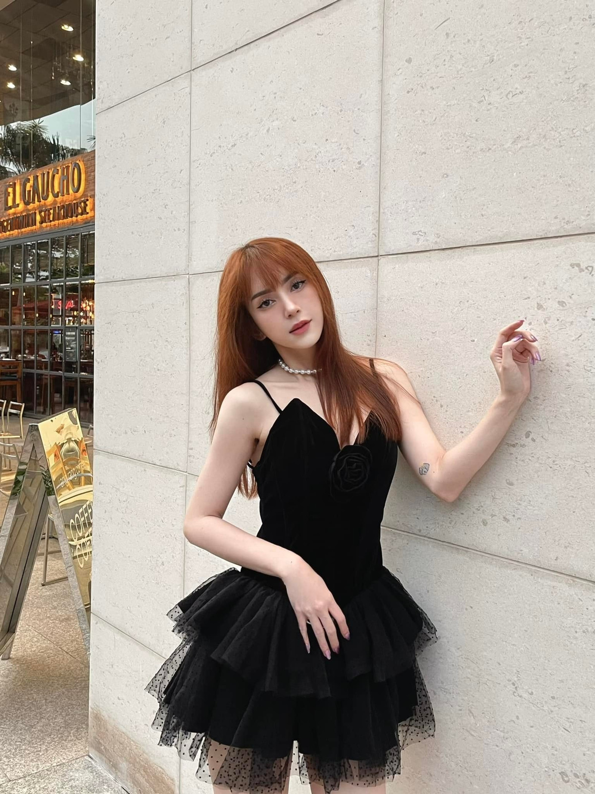 Theo đó, cách đây 5 năm, cô hẹn hò với nam ca sĩ đào hoa. Tên anh này có một chữ "i". Câu chuyện về việc bị cắm sừng cùng một số thông tin liên quan đến Mi Lan khiến người theo dõi từng đồn đoán cái tên nam ca sĩ được nhắc đến trong câu chuyện.