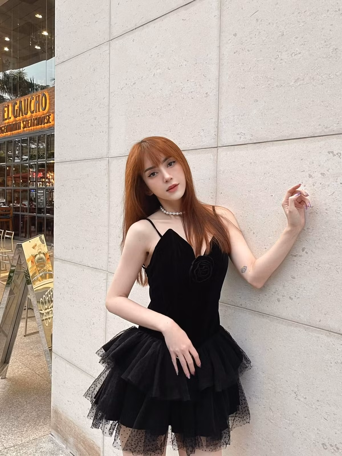 Theo đó, cách đây 5 năm, cô hẹn hò với nam ca sĩ đào hoa. Tên anh này có một chữ "i". Câu chuyện về việc bị cắm sừng cùng một số thông tin liên quan đến Mi Lan khiến người theo dõi từng đồn đoán cái tên nam ca sĩ được nhắc đến trong câu chuyện.