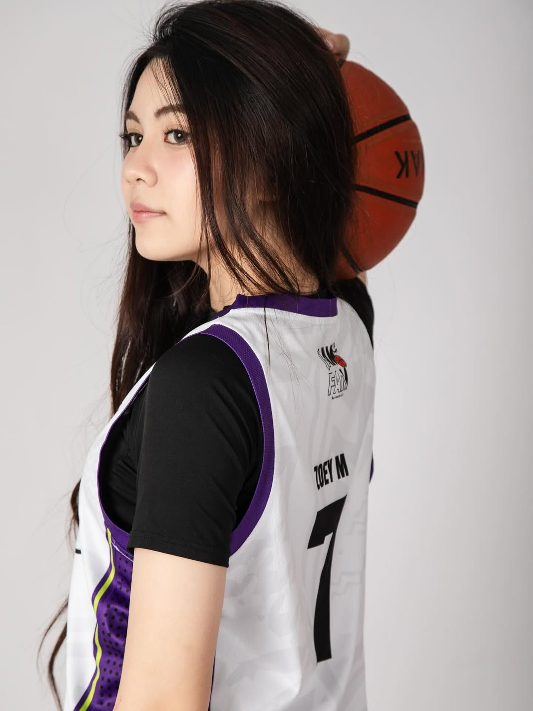 Sở hữu chiều cao vượt trội cùng đôi chân dài miên man, Hạt Dẻ cực kỳ phù hợp với trang phục sporty-chic. (Ảnh: IGNV)