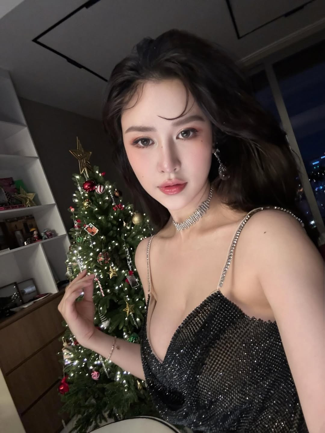 Không cần bối cảnh cầu kỳ, chỉ với một cây thông Noel được trang trí lung linh và những góc chụp tinh tế, Quyên Qui đã khai thác triệt để lợi thế về hình thể và gương mặt sắc sảo. (Ảnh: IGNV)