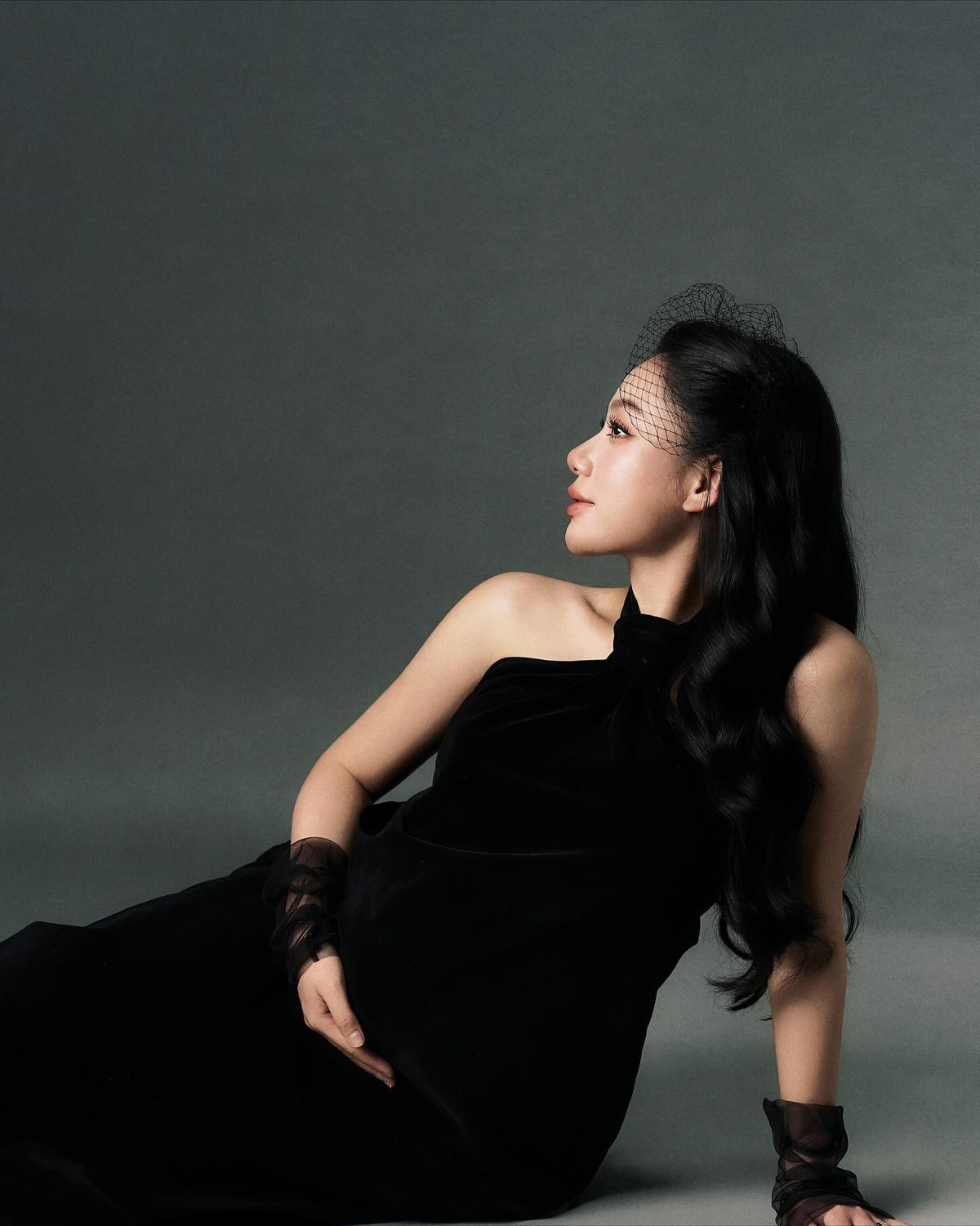 Cô vẫn duy trì phong cách thời trang hiện đại, thường xuyên diện váy lụa, maxi nhẹ nhàng, hoặc những thiết kế váy thanh lịch.