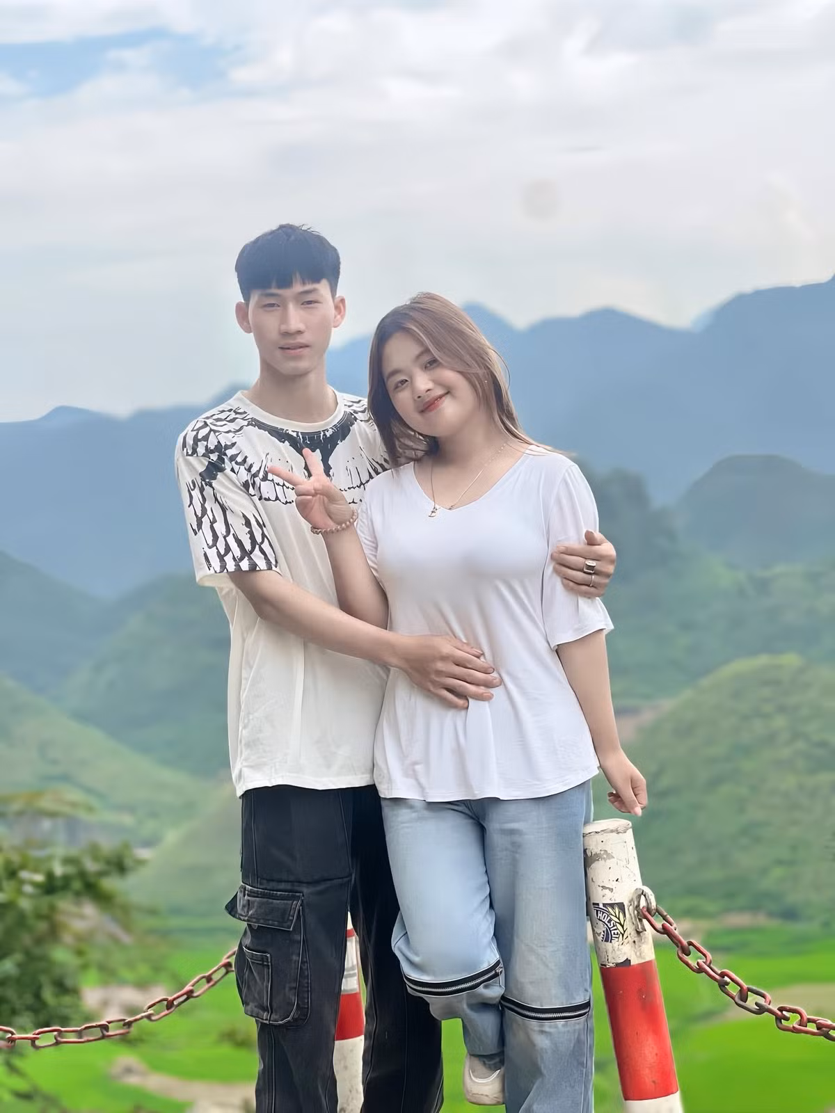 Theo một số thông tin trên mạng xã hội, ông xã của cô là người dân tộc Dao, hơn cô 6 tuổi, có nền tảng gia đình khá giả. Đám cưới của cặp đôi được tổ chức giản dị nhưng ấm cúng tại quê nhà. (Ảnh: FBNV)