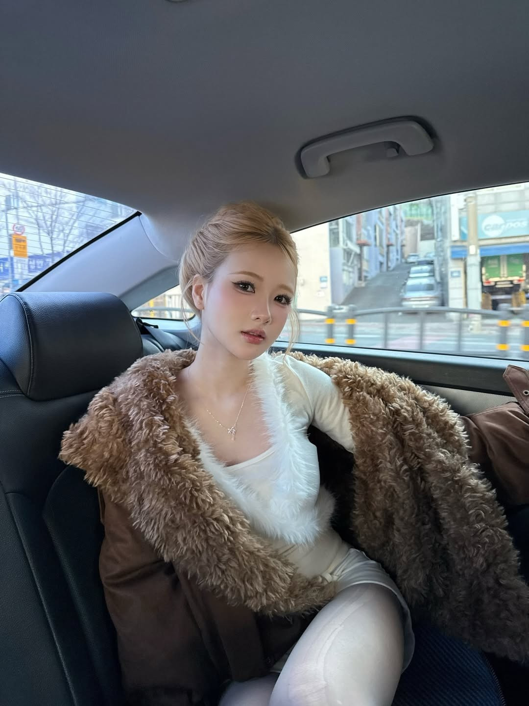 Mới đây nhất, "hot girl triệu fan" này lại tiếp tục làm dậy sóng cộng đồng mạng khi tung bộ ảnh lên đồ cực "slay", thả dáng đầy thần thái trên đường phố Busan, Hàn Quốc. (Ảnh: IGNV)