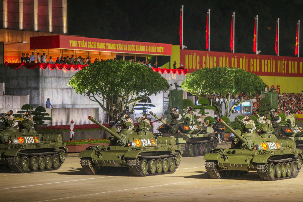 Lực lượng diễu binh, diễu hành: 4 khối nghi trượng; 43 khối đại diện lực lượng vũ trang Nhân dân (26 khối quân đội, 17 khối công an); các khối quân đội nước ngoài (dự kiến 4 khối: Trung Quốc, Nga, Lào, Campuchia); lực lượng xe, pháo quân sự, xe đặc chủng Công an; lực lượng diễu binh trên biển; 12 khối diễu hành quần chúng; 1 khối văn hóa, thể thao.