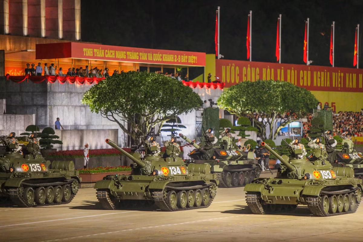 Lực lượng diễu binh, diễu hành: 4 khối nghi trượng; 43 khối đại diện lực lượng vũ trang Nhân dân (26 khối quân đội, 17 khối công an); các khối quân đội nước ngoài (dự kiến 4 khối: Trung Quốc, Nga, Lào, Campuchia); lực lượng xe, pháo quân sự, xe đặc chủng Công an; lực lượng diễu binh trên biển; 12 khối diễu hành quần chúng; 1 khối văn hóa, thể thao.