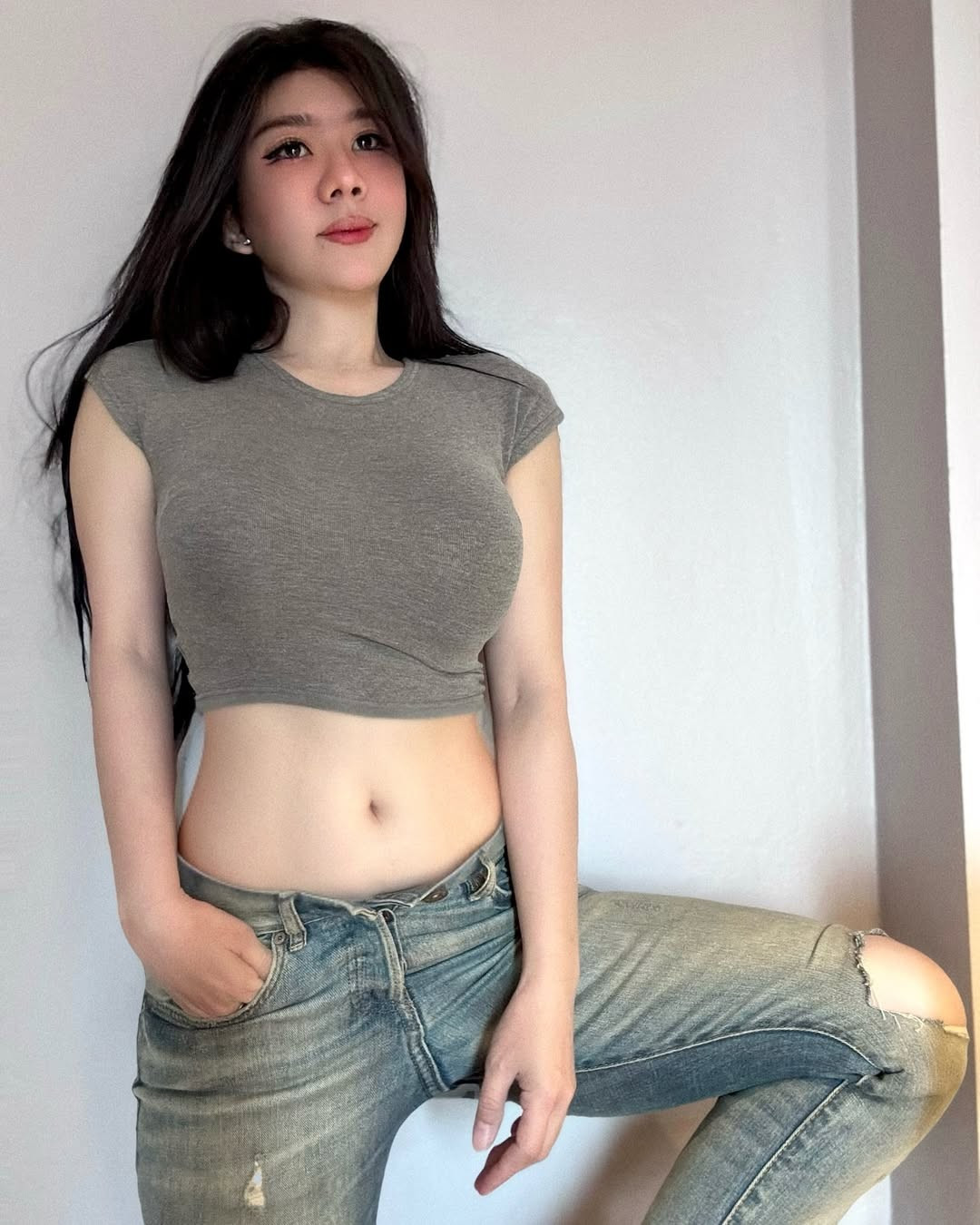 Sở hữu gương mặt xinh xắn, đôi mắt to cùng vóc dáng "đồng hồ cát" quyến rũ, Niparat Konyai luôn biết cách tận dụng lợi thế hình thể qua những bộ trang phục táo bạo, khoe trọn đường cong. (Ảnh: IGNV)