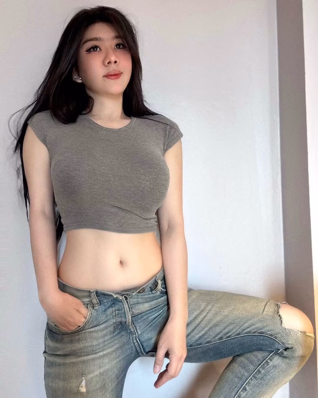 Sở hữu gương mặt xinh xắn, đôi mắt to cùng vóc dáng "đồng hồ cát" quyến rũ, Niparat Konyai luôn biết cách tận dụng lợi thế hình thể qua những bộ trang phục táo bạo, khoe trọn đường cong. (Ảnh: IGNV)