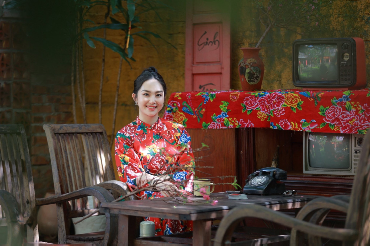 View - Nữ MC Nghệ An gia nhập đường đua ảnh Tết với áo dài họa tiết con công độc đáo | Báo Tri thức và Cuộc sống - TIN TỨC PHỔ BIẾN KIẾN THỨC 24H