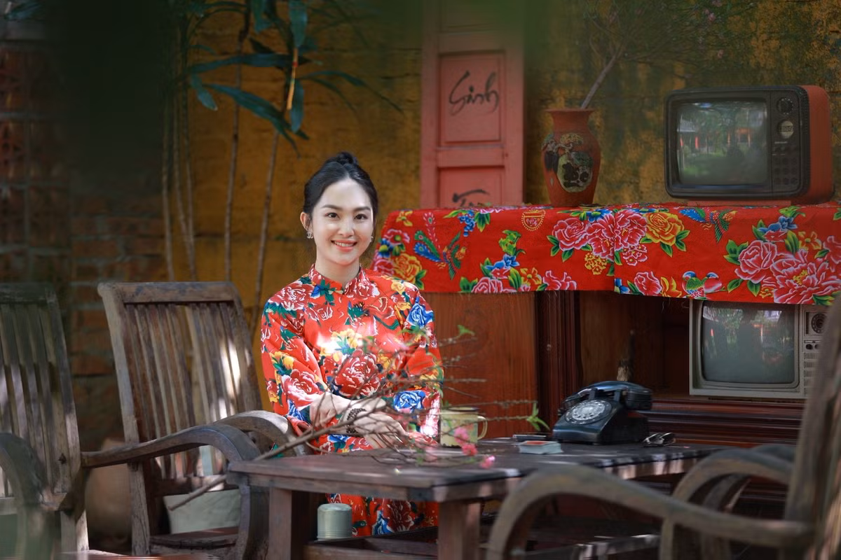 Dịp Tết Nguyên Đán luôn là thời điểm để các người đẹp khoe sắc trong những tà áo dài truyền thống. Năm nay, nữ MC xinh đẹp đến từ Nghệ An - Nguyễn Trâm Anh đã khiến cộng đồng mạng trầm trồ khi tung ra bộ ảnh Tết mang đậm hơi thở hoài cổ nhưng cũng đầy phá cách với họa tiết "chăn con công" huyền thoại. (Ảnh: FBNV)