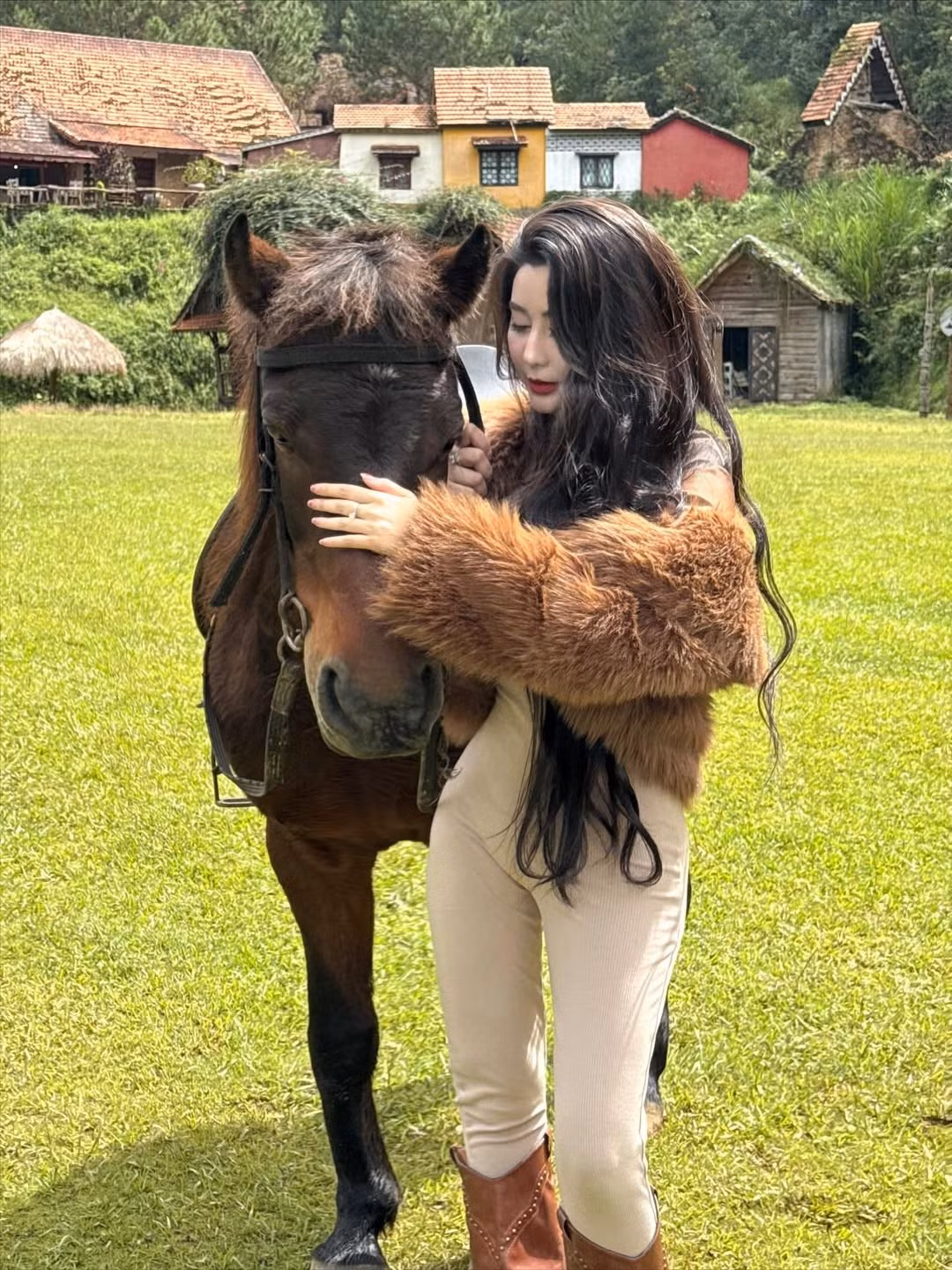 Cô kết hợp cùng áo khoác lông xù màu nâu đồng điệu và đôi bốt cao bồi cổ điển, tạo nên một tổng thể vừa quyến rũ, vừa mang hơi hướng du mục, phóng khoáng. (Ảnh: IGNV)