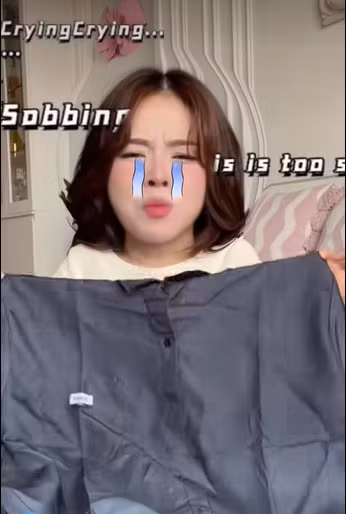 Đây không phải là lần đầu tiên Mie thử sức với bộ môn này. Trước đó, cô đã được biết đến là một tín đồ trung thành của việc săn và khui hàng bom. Dù đồ khui ra hầu hết đều không hữu dụng, nhưng cách cô nàng xử lý tình huống lại cực kỳ cuốn hút. (Ảnh: FBNV)