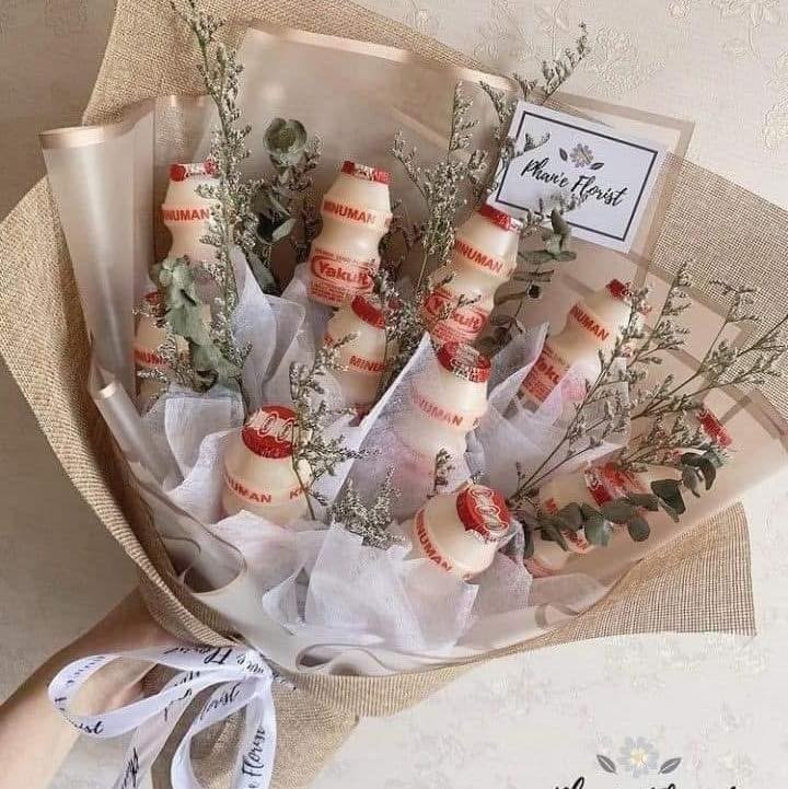 Đáng yêu và "healthy", bó hoa từ những chai sữa chua lên men là món quà ngọt ngào, gợi nhớ đến tuổi thơ.