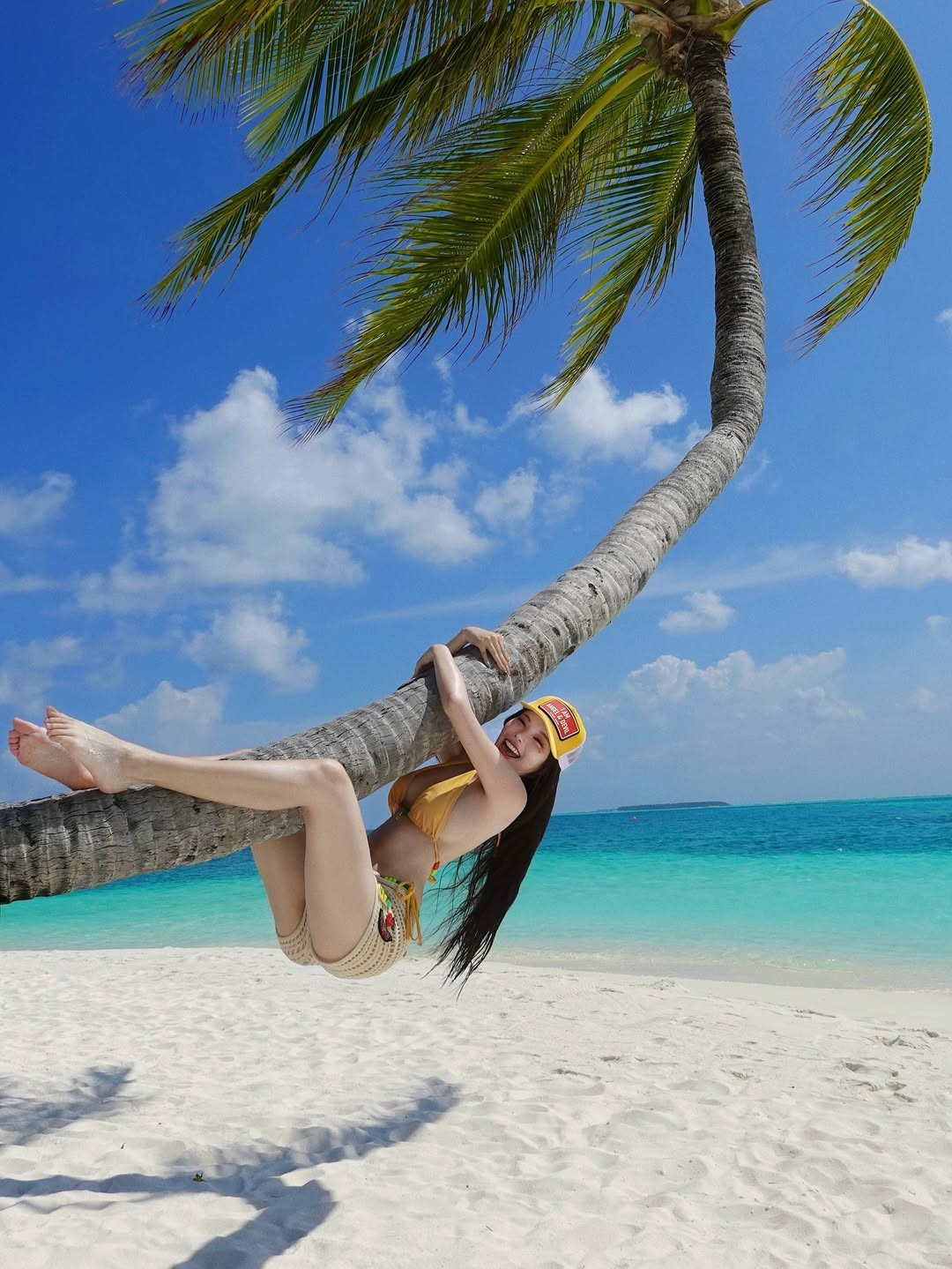 Bức ảnh một cô gái trẻ tạo dáng đầy táo bạo khi đu mình trên cây dừa nghiêng bên bờ biển đã "gây bão" mạng xã hội trong thời gian qua. (Ảnh: IG @lovelynnboo)