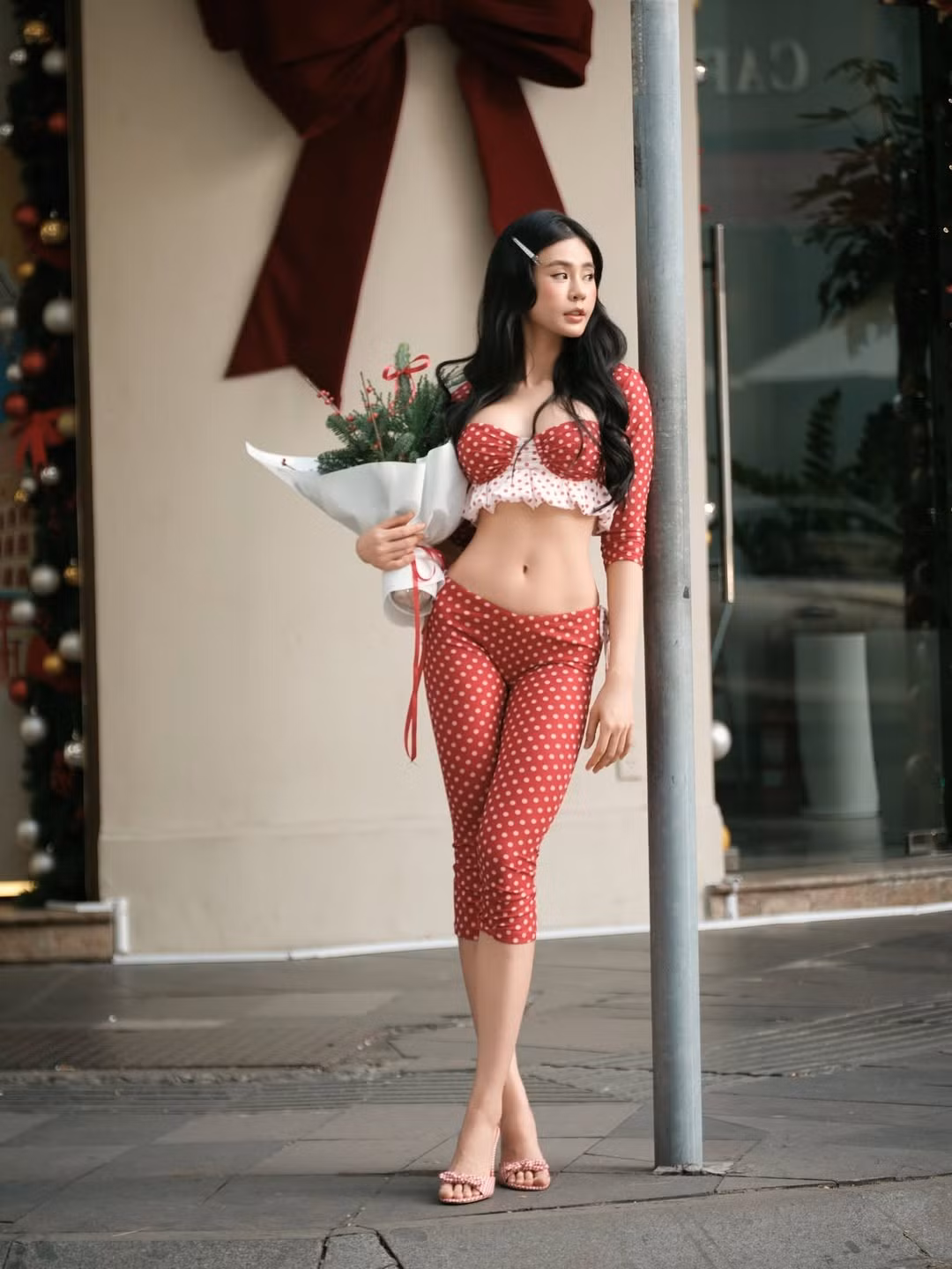 Giữa cái nắng nhẹ nhàng của những ngày cuối năm, "hot girl phòng gym" sải bước tự tin trên phố với phụ kiện là một bó thông xanh mướt điểm xuyết những quả đỏ rực rỡ. (Ảnh: IGNV)