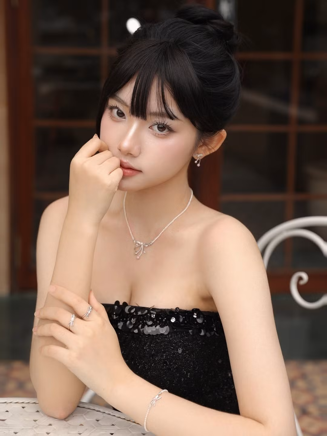 Sự tinh tế trong cách chọn phụ kiện và layout trang điểm trong veo kiểu Hàn Quốc giúp cô giữ được nét trẻ trung đúng độ tuổi nhưng vẫn toát lên khí chất của một quý cô hiện đại. (Ảnh: IGNV)